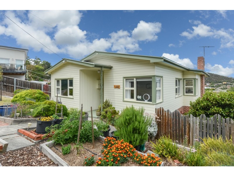 109 Karoola Road, Lindisfarne TAS 7015