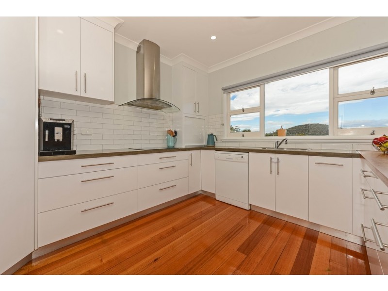109 Karoola Road, Lindisfarne TAS 7015