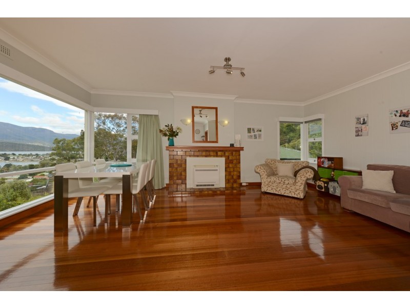 109 Karoola Road, Lindisfarne TAS 7015