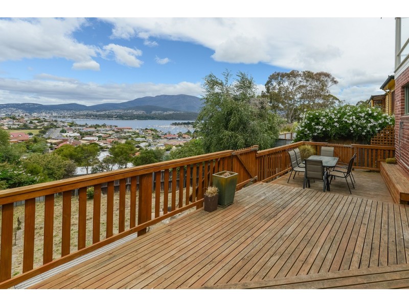 109 Karoola Road, Lindisfarne TAS 7015