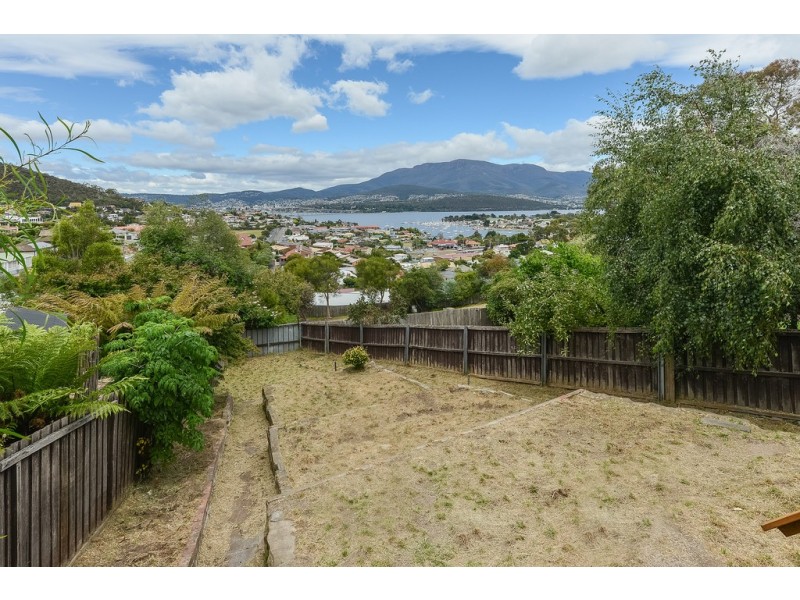 109 Karoola Road, Lindisfarne TAS 7015