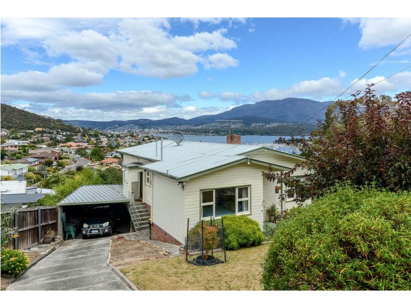 109 Karoola Road, Lindisfarne TAS 7015