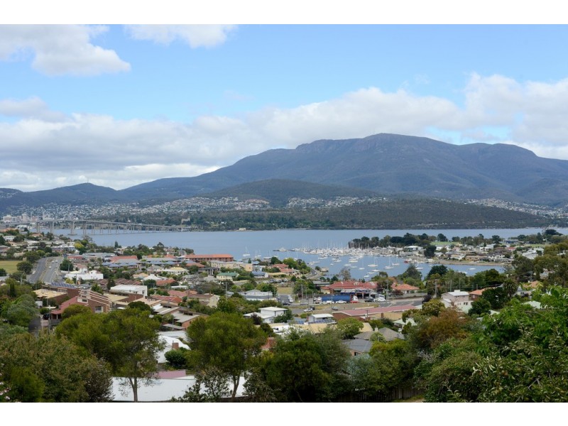 109 Karoola Road, Lindisfarne TAS 7015