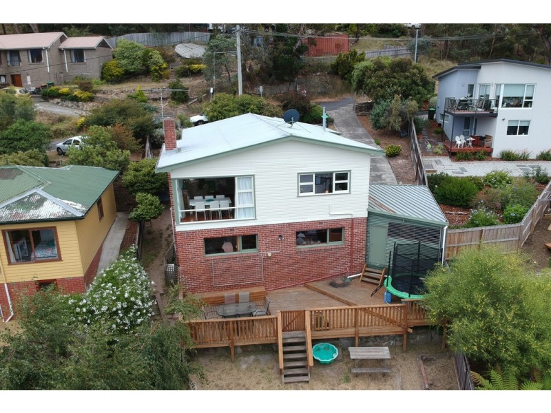 109 Karoola Road, Lindisfarne TAS 7015