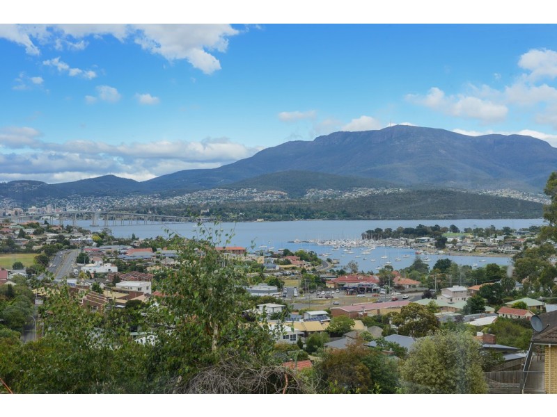 109 Karoola Road, Lindisfarne TAS 7015