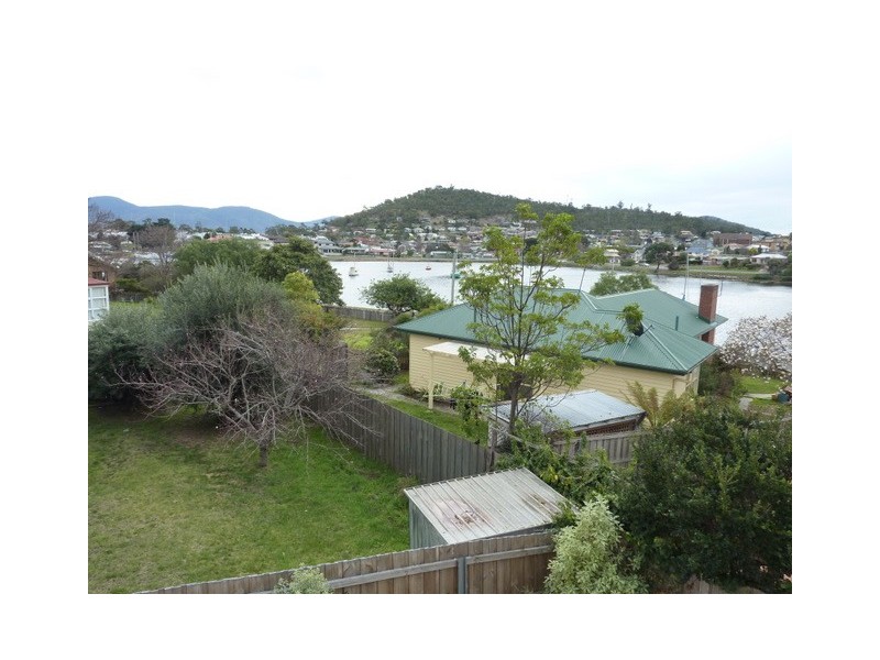 2/6 Ballawinne Road, Lindisfarne TAS 7015