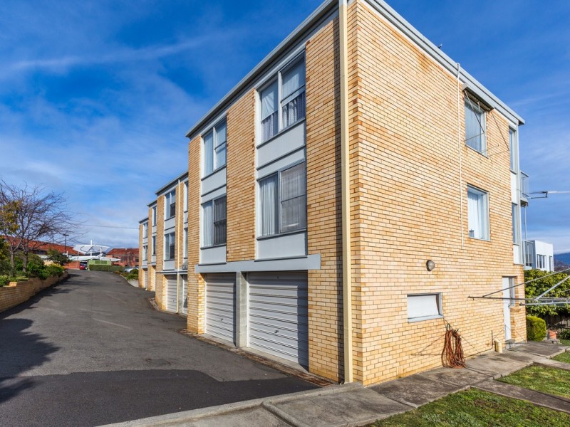 6/8 Ballawinnie Road, Lindisfarne TAS 7015