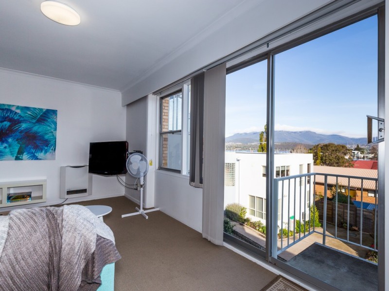 6/8 Ballawinnie Road, Lindisfarne TAS 7015