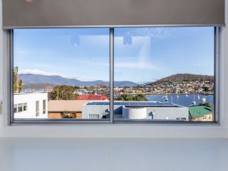 6/8 Ballawinnie Road, Lindisfarne TAS 7015