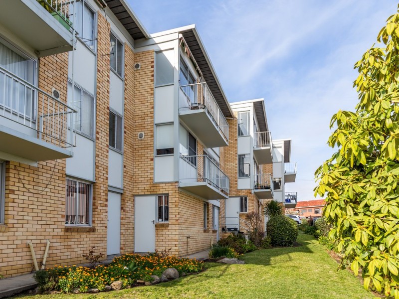 6/8 Ballawinnie Road, Lindisfarne TAS 7015