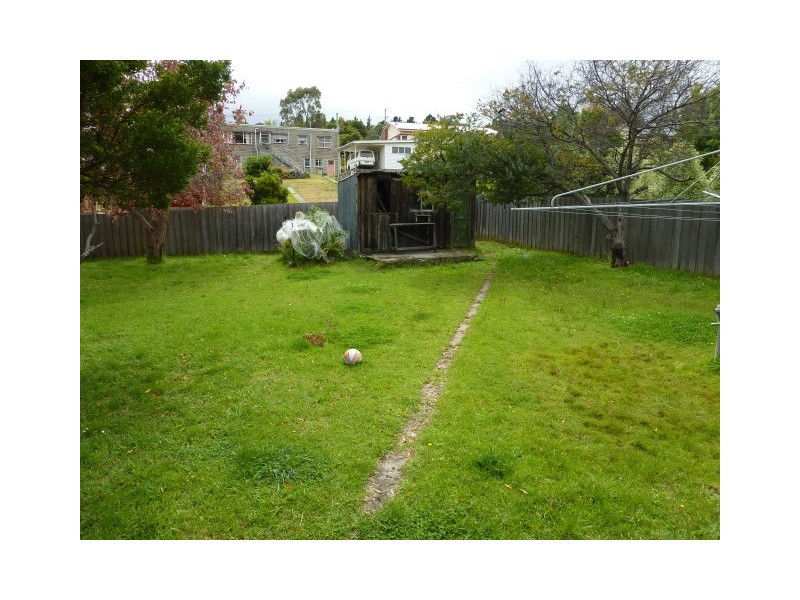 42 Henley Street, Lindisfarne TAS 7015