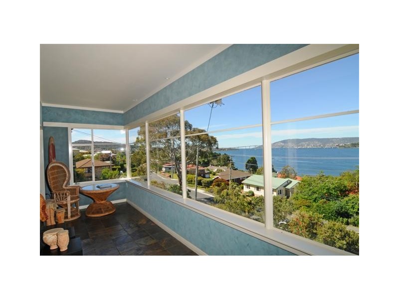 152 Derwent Avenue, Lindisfarne TAS 7015