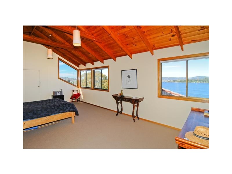 152 Derwent Avenue, Lindisfarne TAS 7015