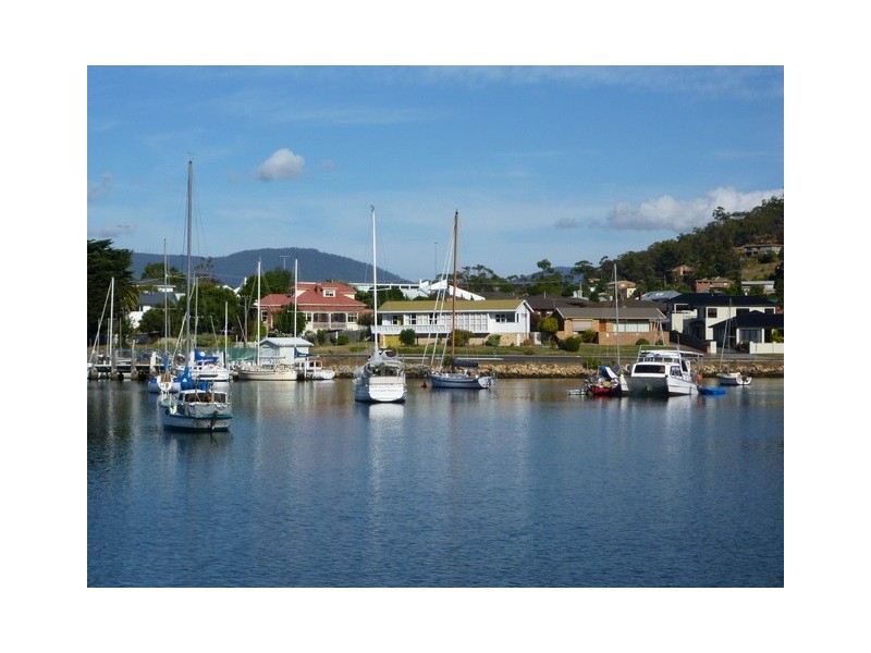 12/10 Ballawinnie Road, Lindisfarne TAS 7015