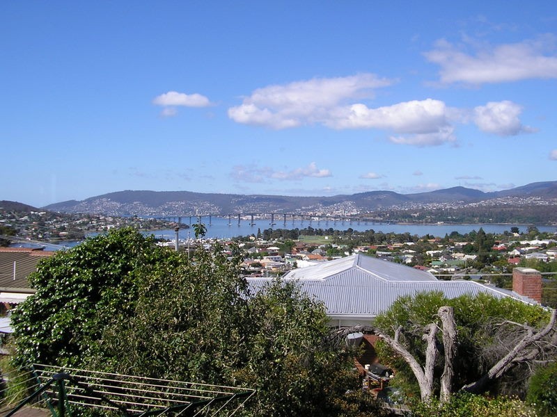 10 Malunna Road, Lindisfarne TAS 7015