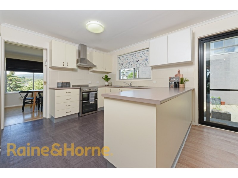 17 Elwood Drive, Lindisfarne TAS 7015