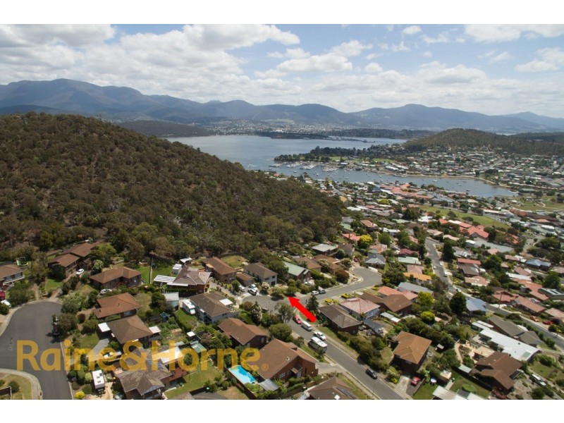 17 Elwood Drive, Lindisfarne TAS 7015