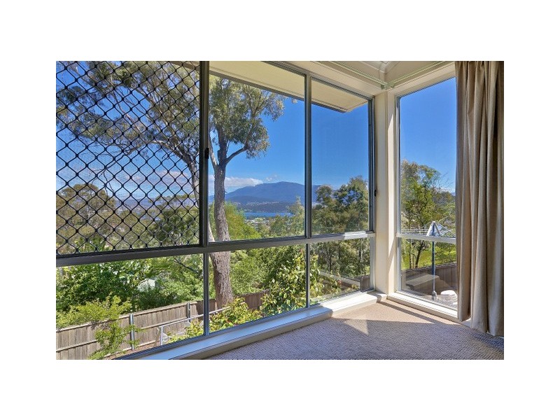 15 Karoola Crescent, Lindisfarne TAS 7015