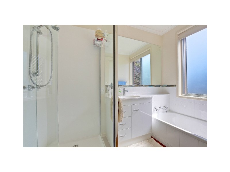 15 Karoola Crescent, Lindisfarne TAS 7015