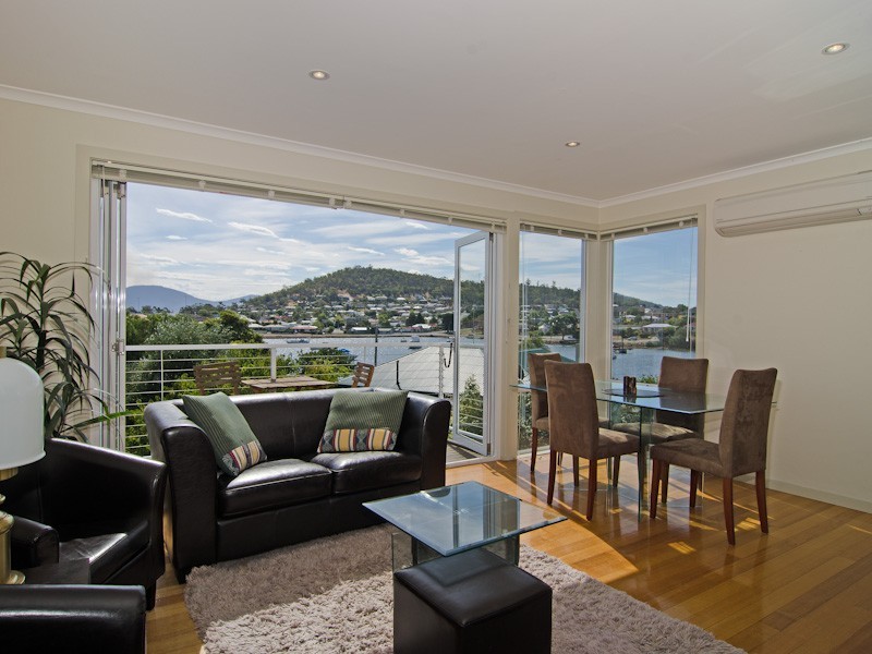 2/6  Ballawinnie Road, Lindisfarne TAS 7015