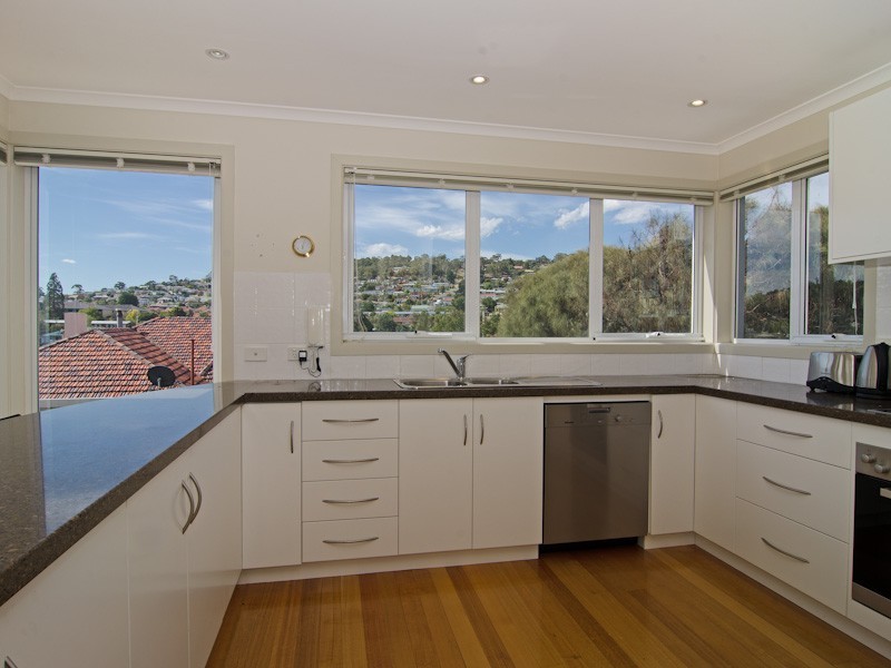 2/6  Ballawinnie Road, Lindisfarne TAS 7015