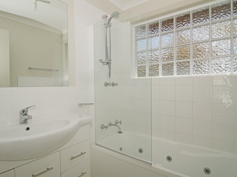 2/6  Ballawinnie Road, Lindisfarne TAS 7015