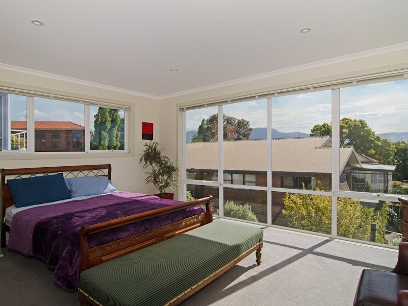 2/6  Ballawinnie Road, Lindisfarne TAS 7015