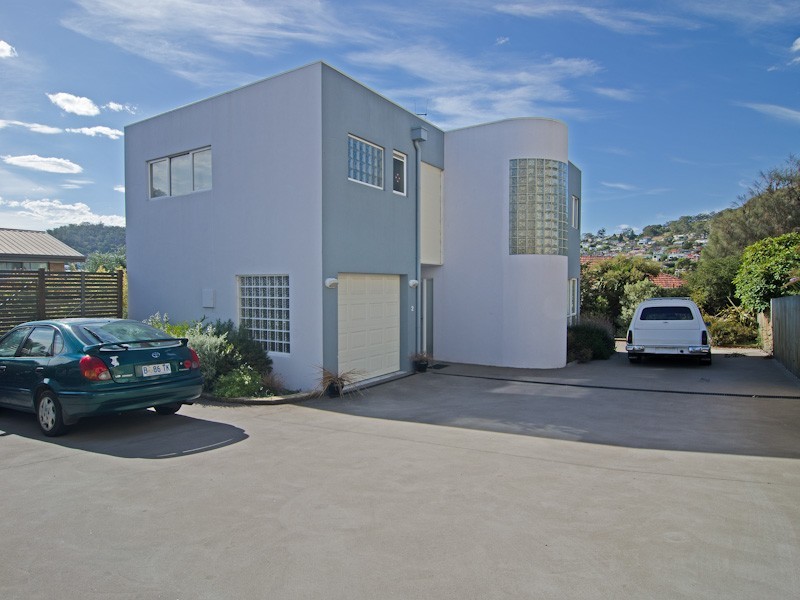 2/6  Ballawinnie Road, Lindisfarne TAS 7015