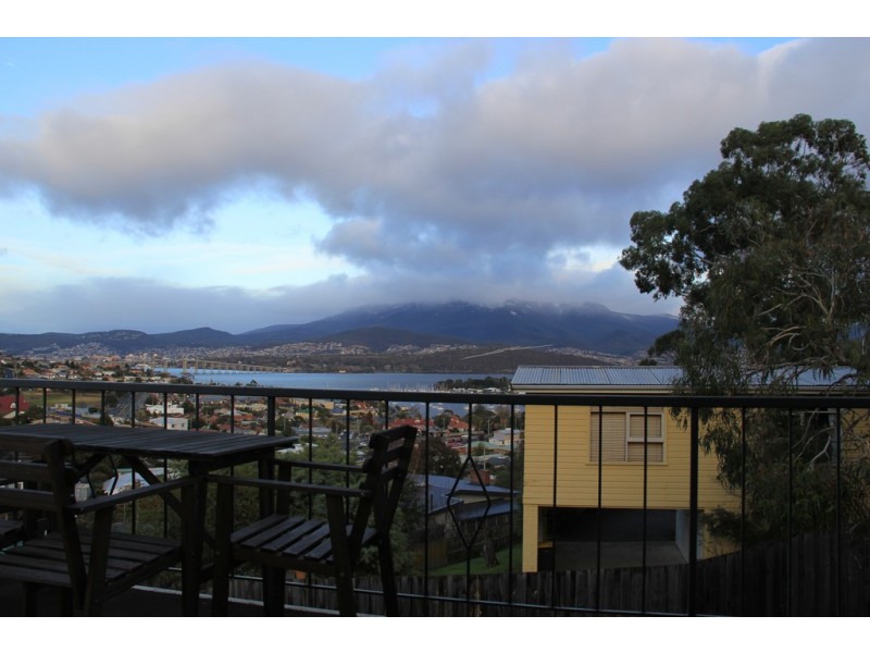 103 Karoola Road, Lindisfarne TAS 7015