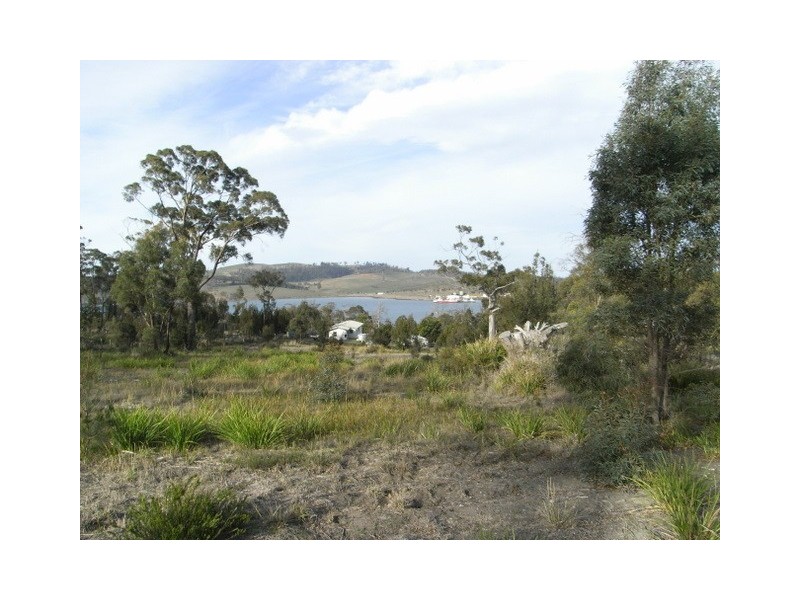 - “Barton Heights”, Barton Avenue, Triabunna TAS 7190
