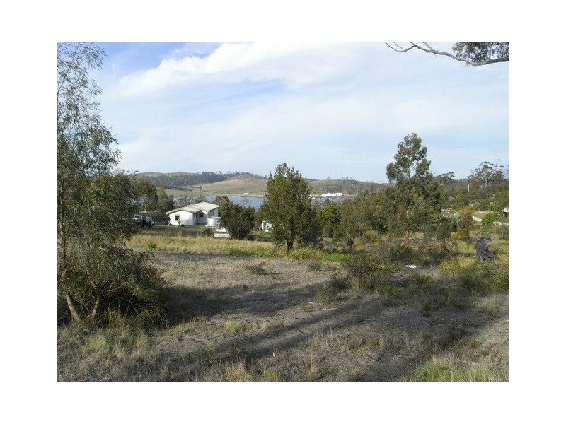 - “Barton Heights”, Barton Avenue, Triabunna TAS 7190