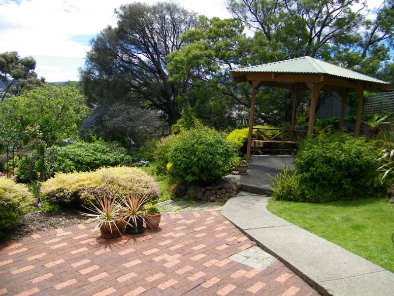 2 Chatsworth Street, Rose Bay TAS 7015