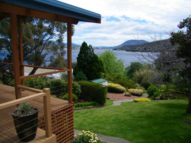 2 Chatsworth Street, Rose Bay TAS 7015