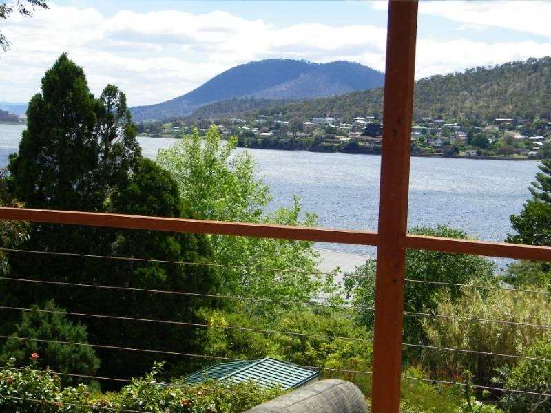 2 Chatsworth Street, Rose Bay TAS 7015