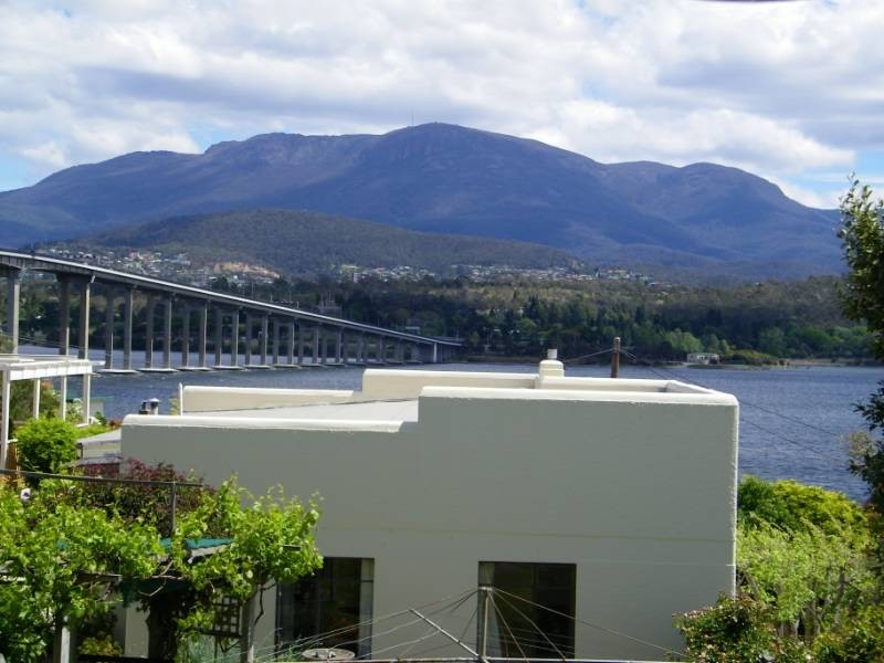 2 Chatsworth Street, Rose Bay TAS 7015