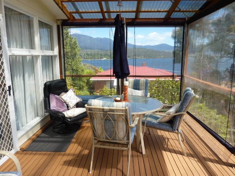 2 Chatsworth Street, Rose Bay TAS 7015