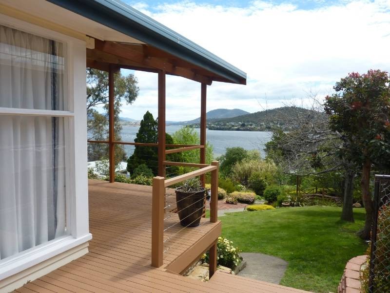 2 Chatsworth Street, Rose Bay TAS 7015