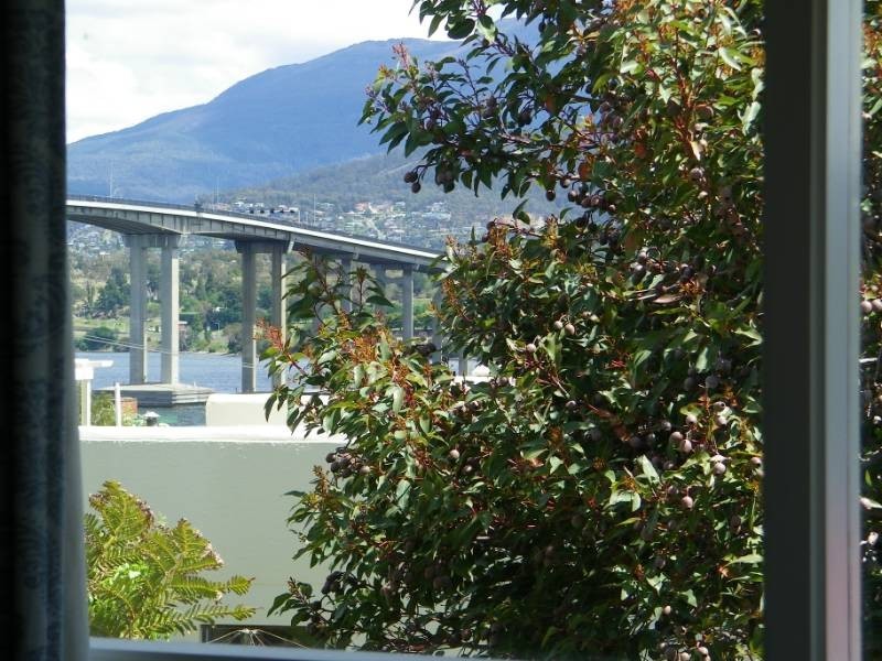 2 Chatsworth Street, Rose Bay TAS 7015