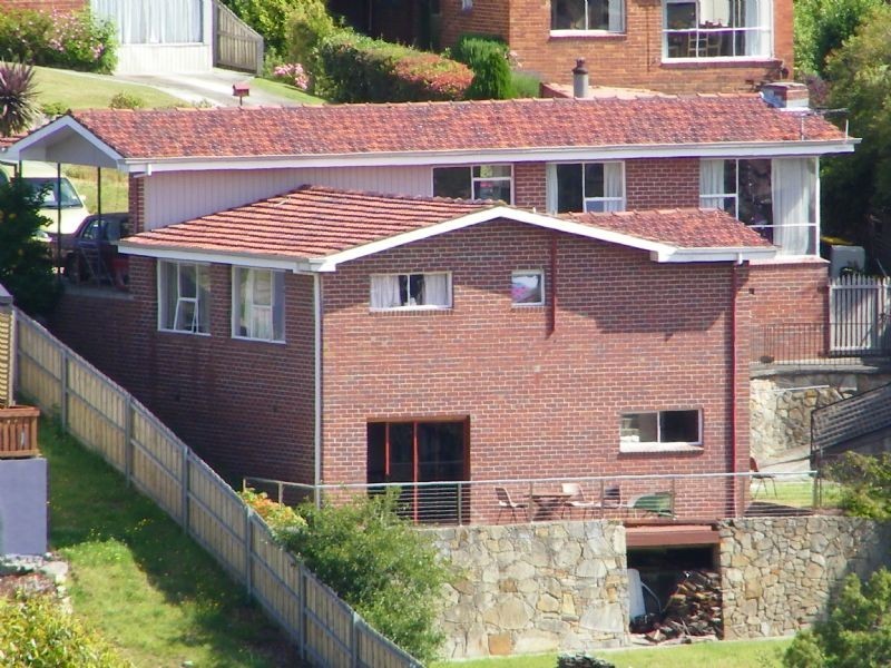8 Manly Avenue, Lindisfarne TAS 7015
