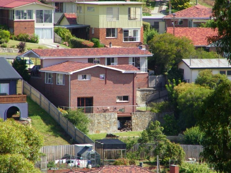 8 Manly Avenue, Lindisfarne TAS 7015