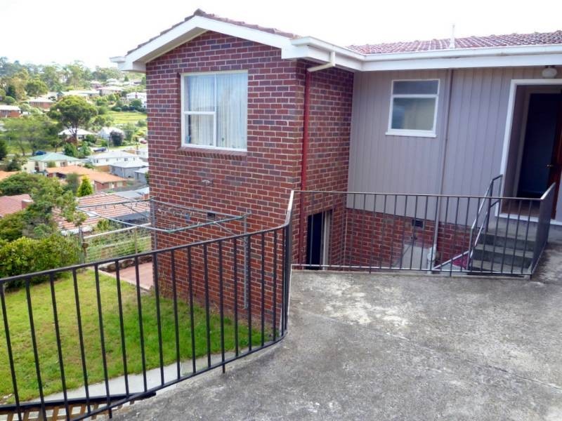 8 Manly Avenue, Lindisfarne TAS 7015