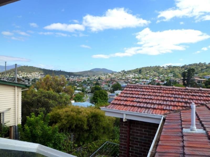 8 Manly Avenue, Lindisfarne TAS 7015