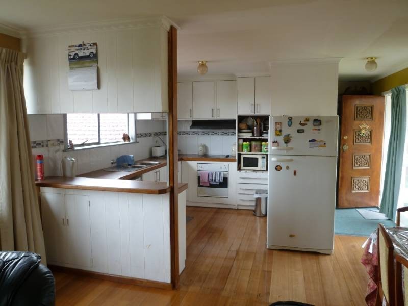 8 Manly Avenue, Lindisfarne TAS 7015