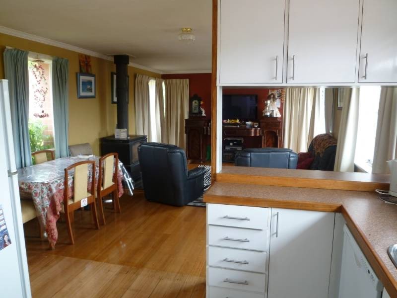 8 Manly Avenue, Lindisfarne TAS 7015