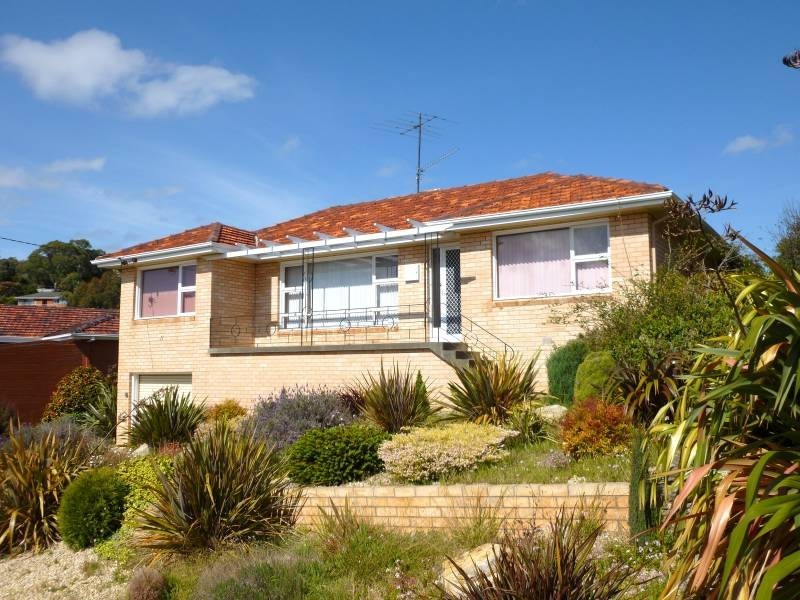 11 Coolangatta Street, Lindisfarne TAS 7015