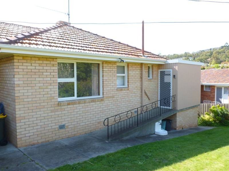 11 Coolangatta Street, Lindisfarne TAS 7015