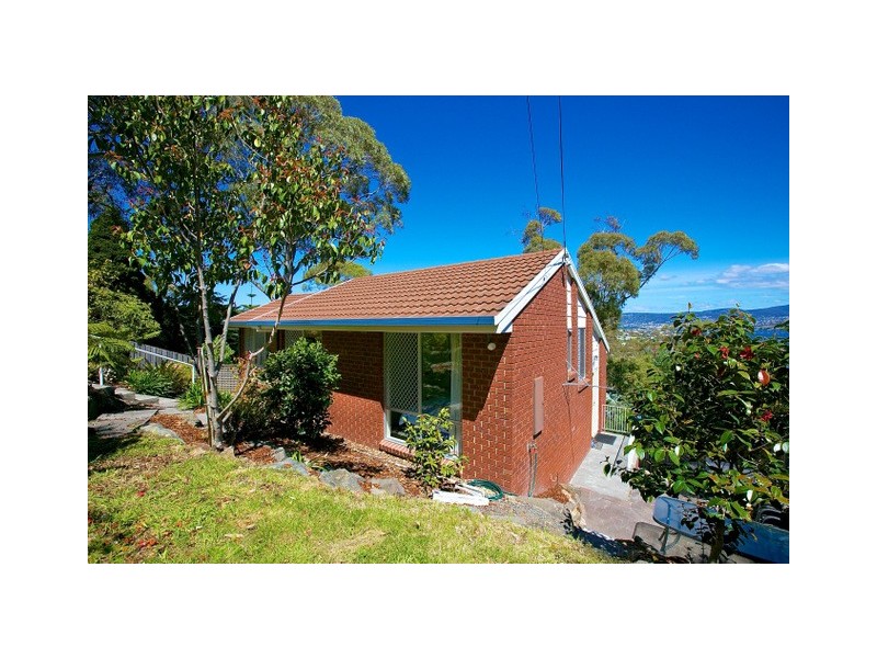 15 Karoola Crescent, Lindisfarne TAS 7015