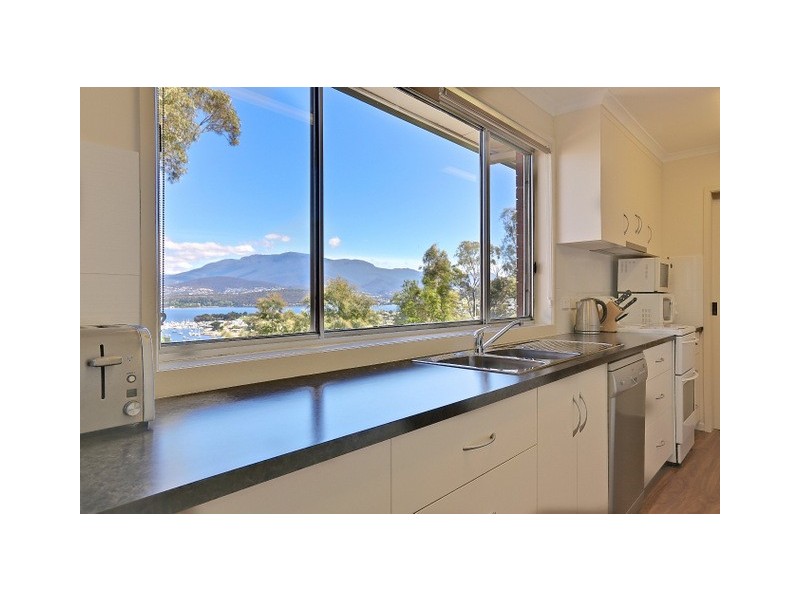 15 Karoola Crescent, Lindisfarne TAS 7015