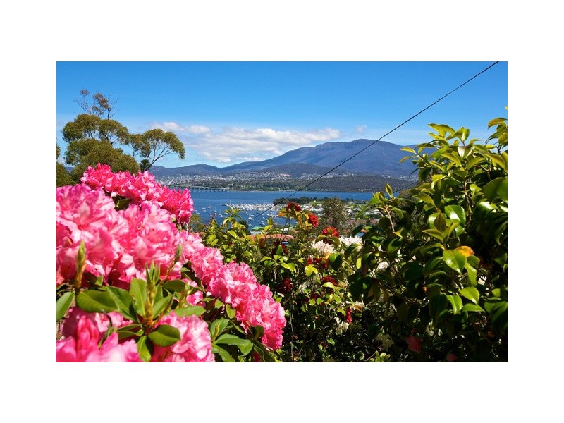 15 Karoola Crescent, Lindisfarne TAS 7015