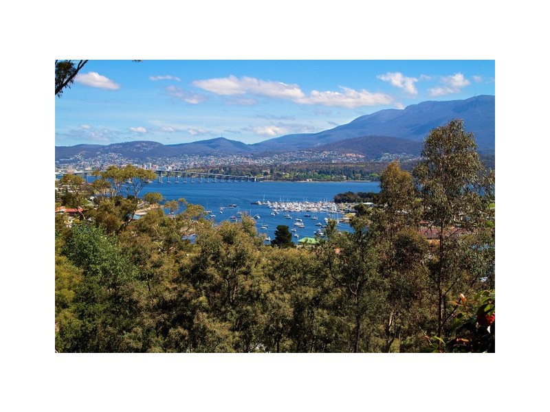 15 Karoola Crescent, Lindisfarne TAS 7015